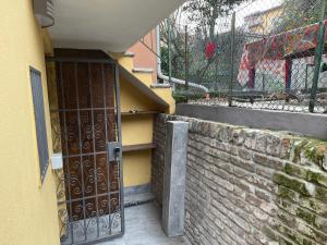 an entrance to a house with a door and a brick wall at Il nido degli angeli in Bologna