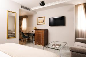TV a/nebo společenská místnost v ubytování The Gomerino Hotel