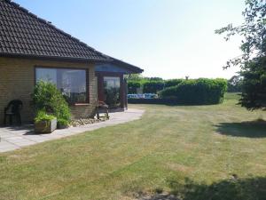 a house with a lawn in front of a building at Anneli's Ferienwohnung in Harrislee