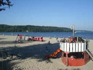 een groep mensen die op een strand spelen bij Anneli's Ferienwohnung in Harrislee