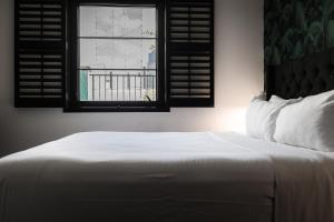 納許維爾的住宿－SoBro Guest House by Black Swan，卧室配有白色的床和窗户。