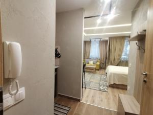 una camera con un letto e un telefono appeso a una parete di Studio A3 Borovets Gardens a Borovets