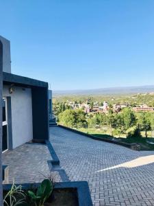 un balcón de una casa con vistas a la ciudad en Lofts en la Sierra!! en Villa Carlos Paz