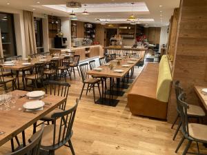 Un restaurante u otro lugar para comer en JOHAN HOTEL
