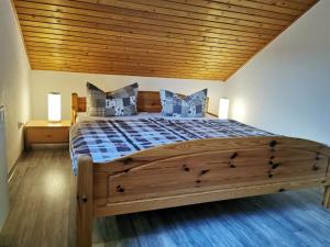 Ein Bett oder Betten in einem Zimmer der Unterkunft Zum Stausee