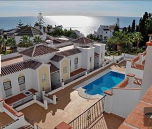 una vista aérea de una casa con piscina en APARTAMENTO BONITO EN PINAL DEL MAR NERJA en Nerja