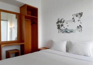 Ένα ή περισσότερα κρεβάτια σε δωμάτιο στο X-pressbedroom Vivo-Jogja