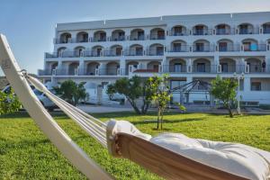 amaca sul prato di fronte a un hotel di Hotel Puglia Garden a Vieste