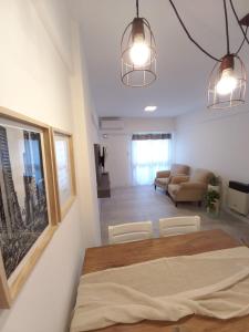- une chambre avec un lit et un salon dans l'établissement Departamento de 3 dormitorios completamente equipado, à Bahía Blanca
