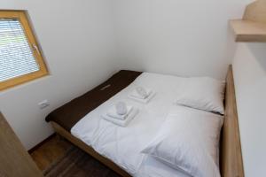 En eller flere senge i et værelse på Ribiška vasica - Fishermen's Village