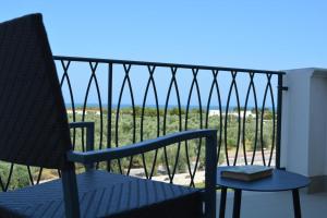 una sedia blu e un tavolo sul balcone di Hotel Puglia Garden a Vieste