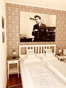 um homem de pé num quarto com duas camas em Villa am Südpark em Bad Nauheim