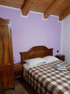 a bedroom with a bed with a checkered blanket at La scuola in Riclaretto