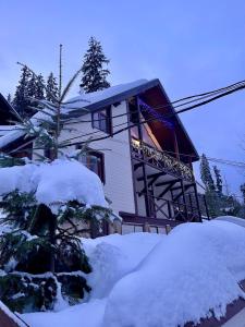 バコヴェルにあるКотедж Chalet Adrianaの雪に覆われた家