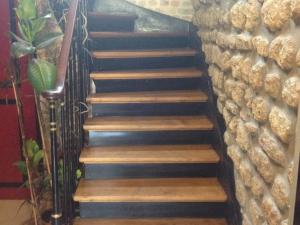 - un escalier avec des marches en bois dans un bâtiment dans l'établissement Marinha Hotel, à Gentilly