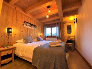 เตียงในห้องที่ Chalet in Morzine sleeping 12 with sauna