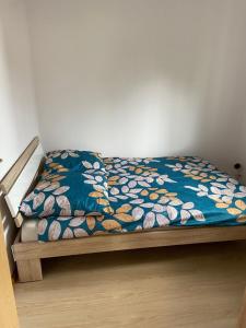 łóżko z niebieską kołdrą na górze w obiekcie Dom nad jeziorem Charzykowy w Charzykowach