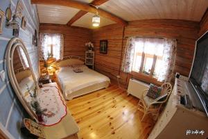 Ліжко або ліжка в номері Chata z bali -domek w górach ,,Filipkowy Raj''- Limanowa Nowy Sącz Beskidy Kraków