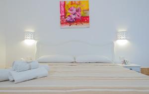 a bedroom with a bed with a painting on the wall at Villa Vanessa con Piscina Privata - Castro in Castro di Lecce