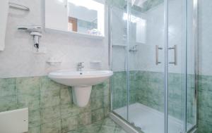 een badkamer met een wastafel en een glazen douche bij Villa Vanessa con Piscina Privata - Castro in Castro di Lecce