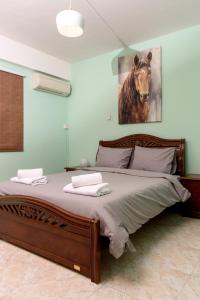 1 dormitorio con 1 cama grande y una pintura de un caballo en Callisto 3 Bedroom Apartment en Lárnaca