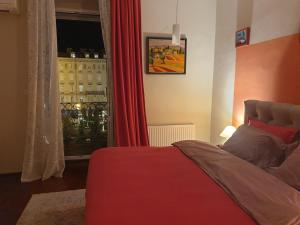 1 dormitorio con cama roja y ventana en At the Theatre, en Rijeka