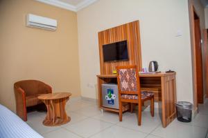 A television and/or entertainment centre at Guest Pride Hotel