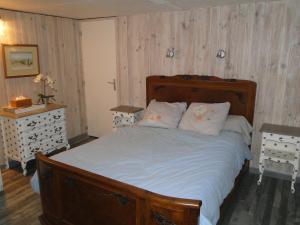 A bed or beds in a room at La Maison Provençale