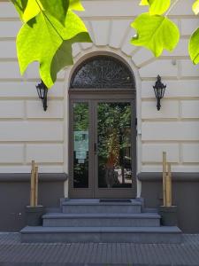 a front door of a building with a doorway at De&aacute;k Panzi&oacute; in Nagykőr&ouml;s