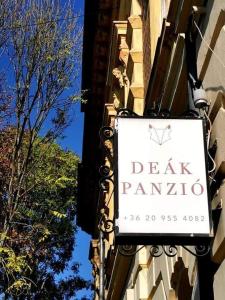 NagykőrösにあるDeák Panzióの大牟尼座を読む建物の脇の看板