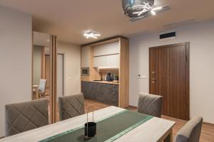 Кухня или кухненски бокс в Green Luxury Apartments