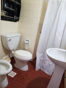 uma casa de banho com um WC e um lavatório em Departamento Marta y Horacio em San Bernardo