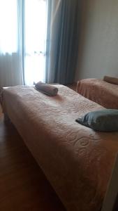 Letto o letti in una camera di Jeiran Japaridze's Guesthouse