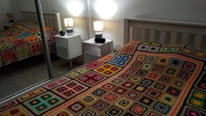 1 dormitorio con 2 camas y una manta colorida. en PentHouse con fantástica vista y Amenities únicos, en Punta del Este 39 fotos más