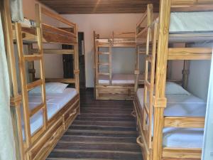 Palanda nebo palandy na pokoji v ubytování Hostal Hilltop Palomino