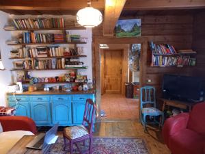 uma sala de estar com um armário azul com livros em Good Bye Lenin Hostel Zakopane em Zakopane