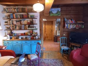 ein Wohnzimmer mit einem blauen Schrank mit Büchern in der Unterkunft Good Bye Lenin Hostel Zakopane in Zakopane
