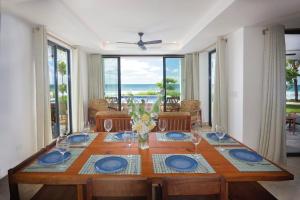 uma mesa de jantar com vista para o oceano em Iguana Beach House em Iguana