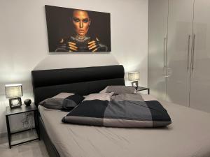 Giường trong phòng chung tại Amazing 2-Room Penthouse Cityview W13 +31 ảnh