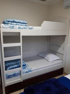 2 literas en una habitación con alfombra azul en Casa Penha e Beto Carrero, en Penha