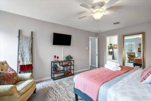 TV a/nebo společenská místnost v ubytování Charming 3-Bedroom Home in Heart of Ashland