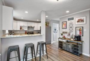 A kitchen or kitchenette at Charming 3-Bedroom Home in Heart of Ashland