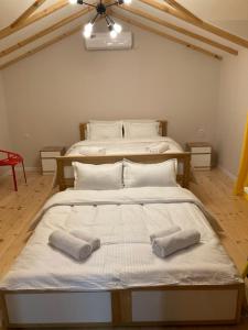 Rúm í herbergi á Borjomi Yellow Hotel