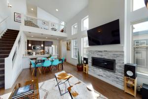 TV a/nebo společenská místnost v ubytování Mountain Sky Cottage