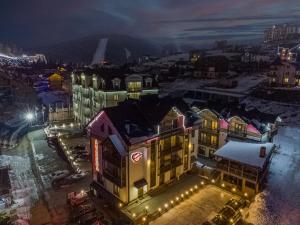 Nespecifikovaný výhled na destinaci Bukovel nebo výhled na město při pohledu z rezortu