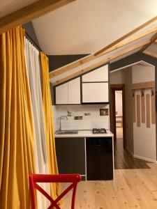 Eldhús eða eldhúskrókur á Borjomi Yellow Hotel