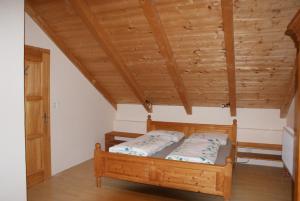 Postel nebo postele na pokoji v ubytování Rustikale und grosszügige Ferienwohnung