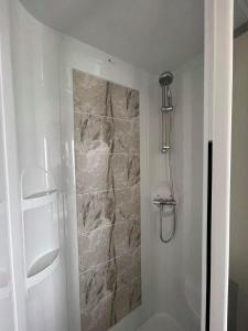 Ένα μπάνιο στο Kilden Kernow - Luxury 6 berth Caravan near Bude +2 φωτογραφίες