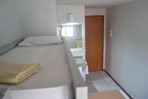 um quarto branco com uma cama e uma casa de banho em Expresso R1 Hotel Economy Suites em Maceió