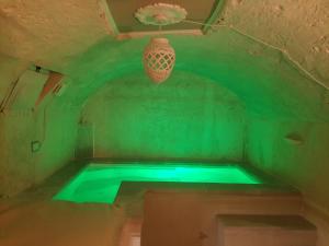einen Pool in einem grünen Zimmer mit einer Decke in der Unterkunft Il Casale dei Principi in Lecce